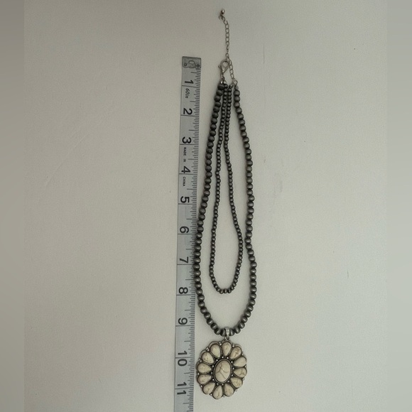 Two-tier Native American style flower pendant necklace with faux silver beads - Picture 3 of 4